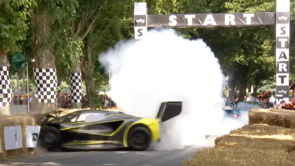 Hipercarro de 2.000 cv, Lotus Evija X bate logo após largada em Goodwood